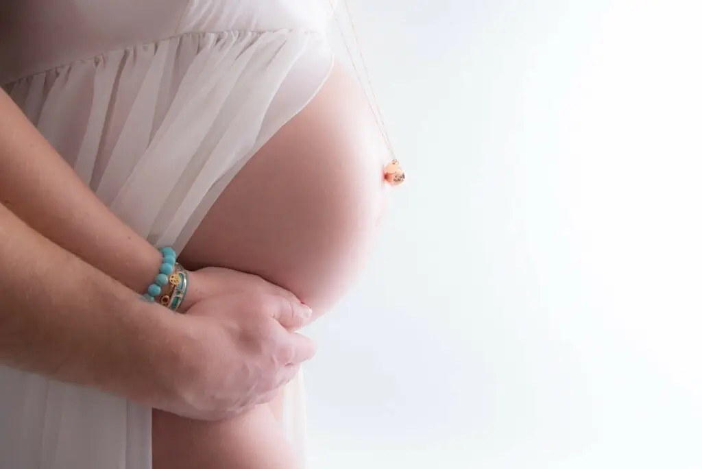 Séance photo grossesse en studio, photographe dans les Alpes-Maritimes (06)